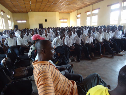 Abanyeshuri bose wabonaga bateze amatwi bitonze bashaka kumenya ububi bw'ibiyobyabwenge nuko byakwirindwa.