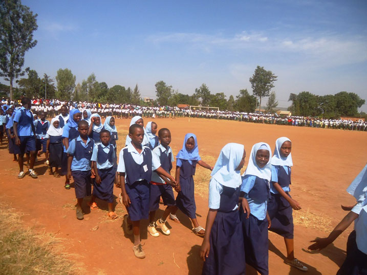 Abanyeshuri n'ibigo bikora ibikorwa bitandukanye mu karere ka Rwamagana bakoze akarasisi ko kwishimira imyaka 20 u Rwanda rumaze rwibohoye.