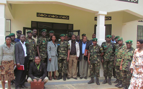 Abanyeshuri ba RDF Command and Staff College bari kumwe n'abayobozi batandukanye b'akarere ka Burera.
