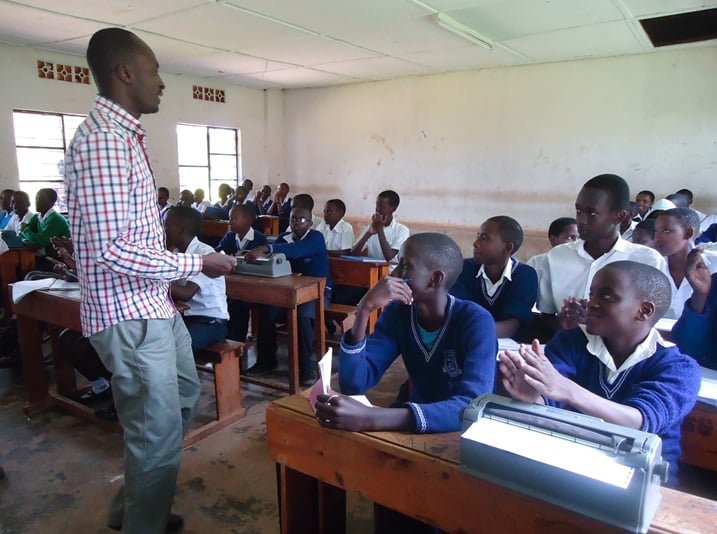 Abanyeshuri bafite ubumuga bwo kutabona n'abatabufite biga mu ishuri rimwe kandi bakagendera hamwe.