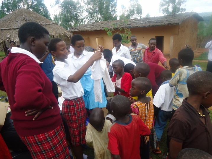 Abanyeshuri bambika bagenzi babo babana birukanwe muri Tanzania bakurikije uwubakwira.