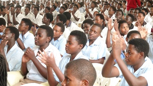 Abanyeshuri basabwe gukunda no kuyoboka ikoranabuhanga.