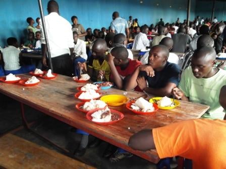 Abanyeshuri biga mu wa gatandatu bari bagiye kurangiza batariye inyama ku kigo cyabo.