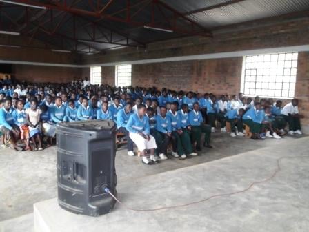 Abanyeshuri bose bo mu kigo bateranira hamwe gatatu mu cyumweru bakumva ibiganiro n