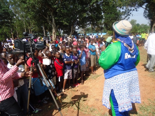 Abanyeshuri mu itangizwa rya Sport mu mashuri mu mwaka wa 2013 bahawe ubutumwa bukubiye munsanganyatsiko yu mwaka wa 2013