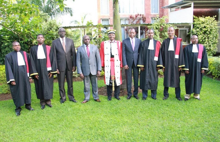 Abarahiye bose bafashe ifoto y'urwibutso na Minisitiri w'Intebe n'abandi bayobozi.