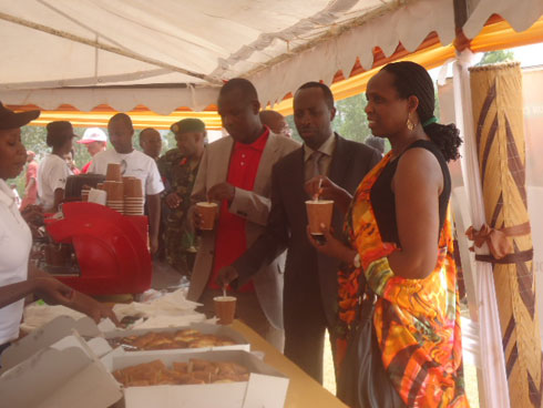 Abari bitabiriye ibirori bafashe umwanya wo kunywa ku ikawa y