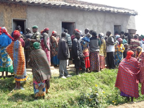 Abari mu nama binjiye mu nzu bagenzura icyumba gkekwaho kuba cyarifashishijwe mu rupfu rwa Dusabeyezu.