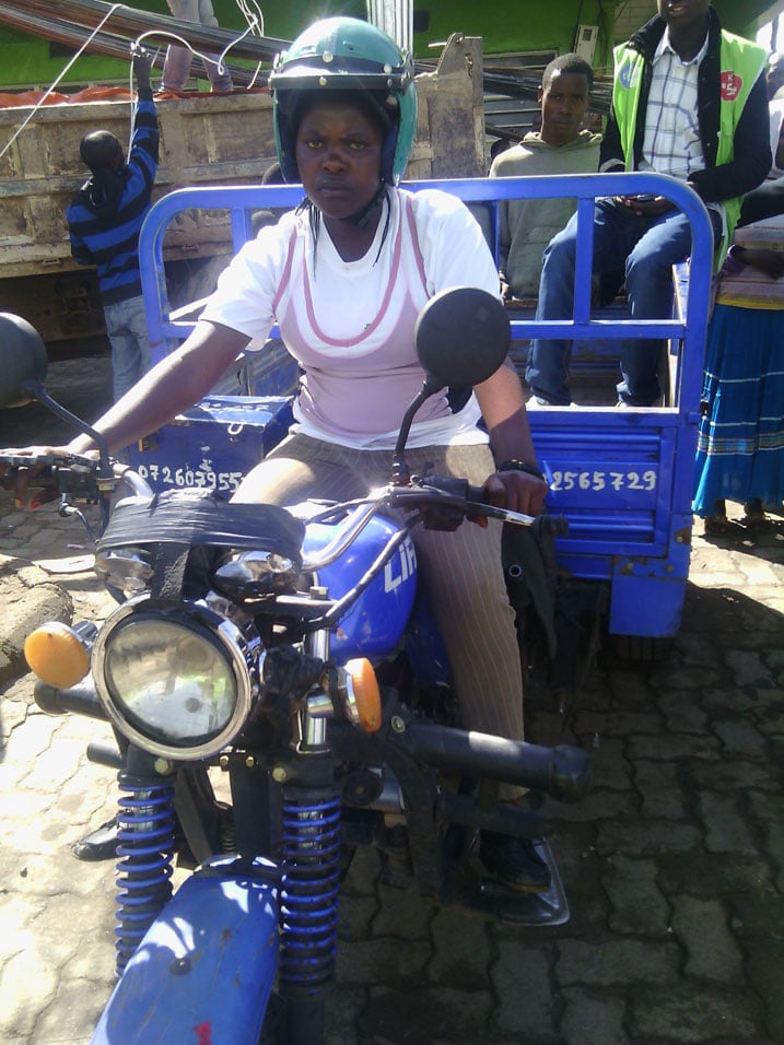Uwanyuze kuri moto ye akoresha mu gutwara imitwaro.