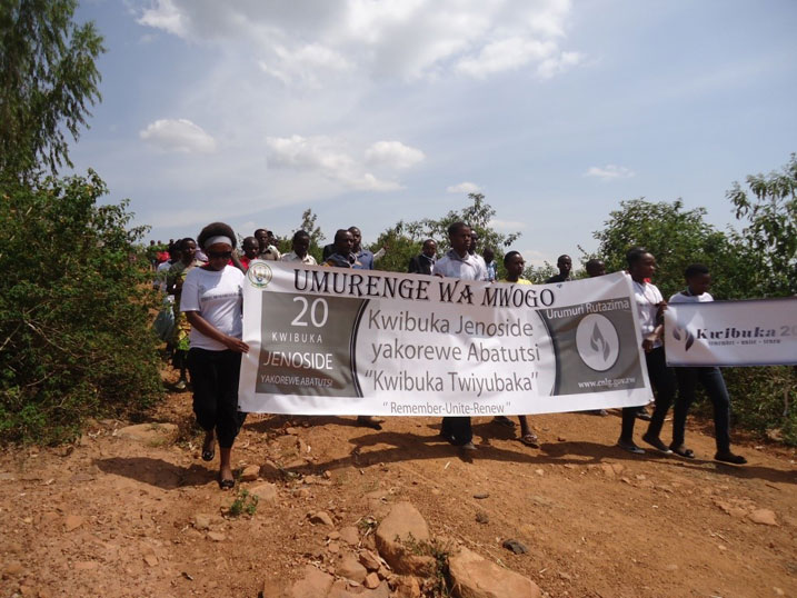 Abarokokeye i Mwogo bakoze urugendo bajya ku ruzi rw