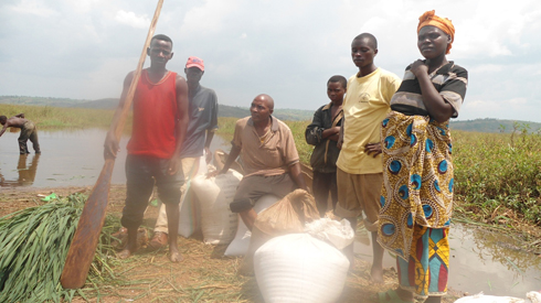 Abarundi bari bategereje kwandikwa mu gitabo cy'abinjira n'abasohoka mu murenge wa Kibilizi.