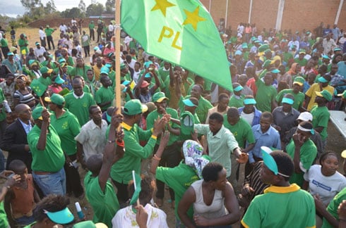 Abarwanashyaka ba PL bamamaza ishyaka ryabo.