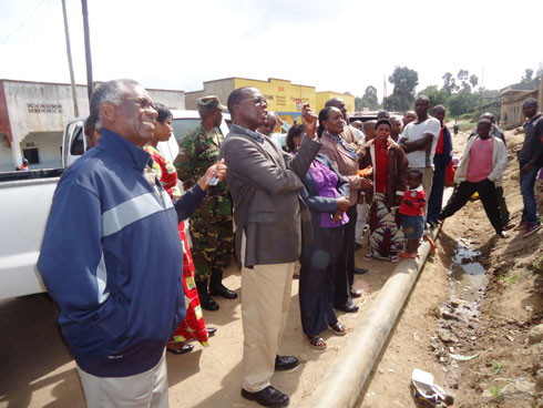 Abasenateri bireberaga uko abaturage bo mu karere ka Nyabihu bashyira mu bikorwa gahunda za Leta kandi bagatanga n'inama zitandukanye zabafasha kwiteza imbere.