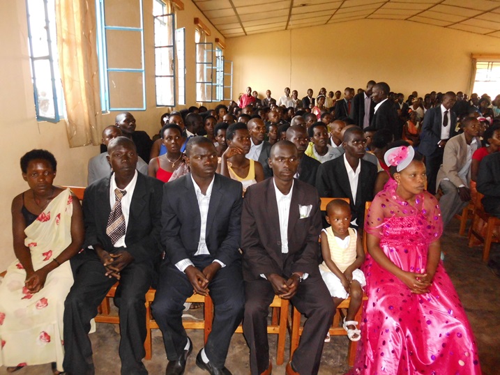 Abasezeranye bicaye mu cyumba cy'umurenge.