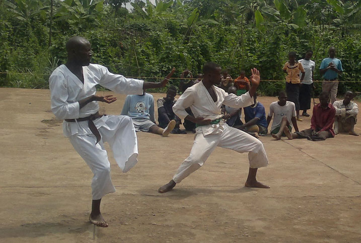 Abasha gukora Katas zo muri Karate akamara igihe kirekire ahagaze ku kaguru kamwe.