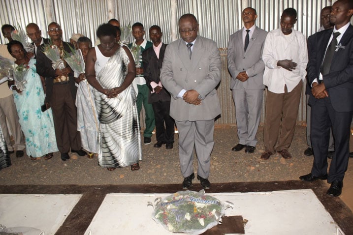 Abashumba ba ADEPR bunamiye inzirakarengane zazize Jenoside zishyinguye mu rwibutso rwa Kamembe.