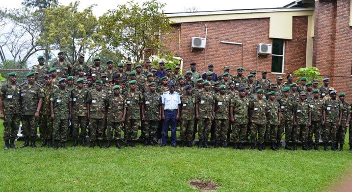 Abasirikare bakuru 48 bo muri EAC batangiye amasomo i Nyakinama bafata ifoto y