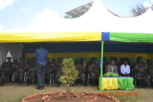 Abasirikare bavura muri Rwanda Military Hospital bitabiriye igikorwa cyo kuvura abaturage mu karere ka Kirehe.