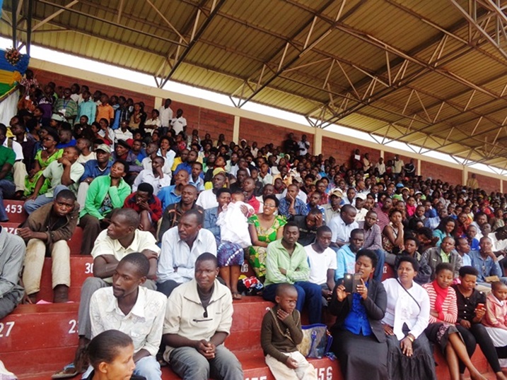 Abasora n'abaturage bari bitabiriye umunsi w'abasora mu Ntara y'amajyepfo.