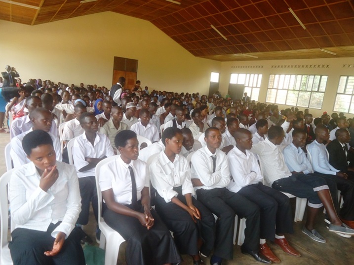 Abasore n'inkumi bagera kuri 96 bari baje gufata impamyabushobozi baherekejwe n'imiryango ndetse n'inshuti.