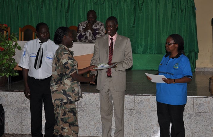 Minisitiri Gen. Kabarebe ashyikiriza abatoza b'intore mu mashuri makuru na kaminuza impamyabumenyi zigaragaza ko bahuguwe.