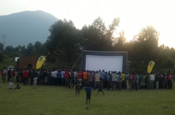 Abaturage babarirwa mu bihumbi bo mu murenge wa Cyanika bari baje kwihera ijisho iyo televiziyo ya rutura.