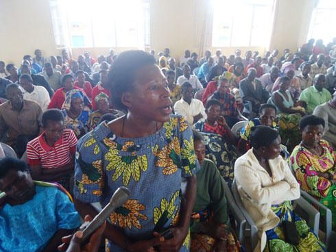 Abaturage bafashe akanya babaza ibibazo batewe n