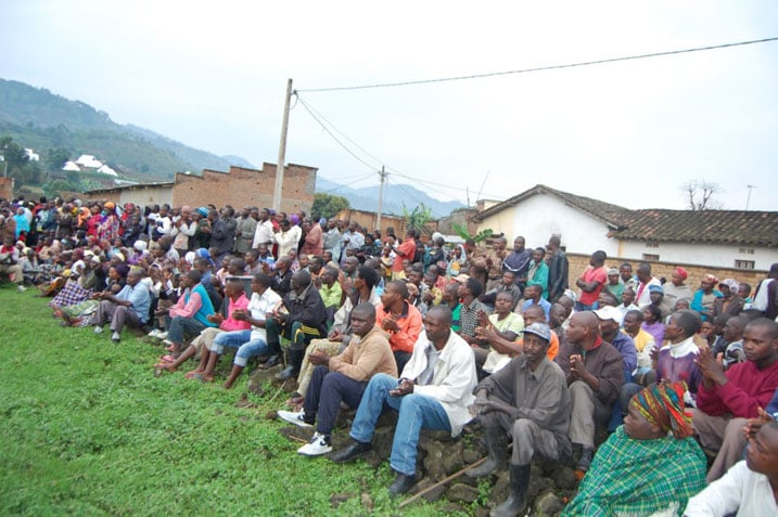 Abaturage bari baje mu nama bashima gahunda yo kubegera ibibazo bigacyemurirwa mu ruhame.
