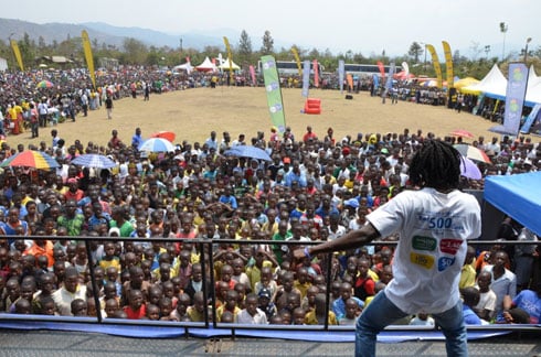 Abaturage bari imbaga nyamwinshi mu gikorwa cyo kwiga ikoranabuhanga.