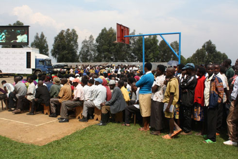 Abaturage bari ku ishuri rya Nyange bategereje urumuri rw'icyizere kuva saa yine za mugitondo.