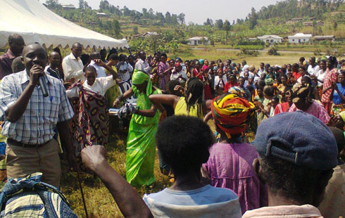 Abaturage bitabiriye inama ari benshi kandi banezerewe.