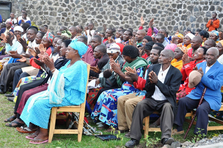 Abaturage bitabiriye itangizwa rw'ibikorwa by'ubuvuzi bwa Army Week.