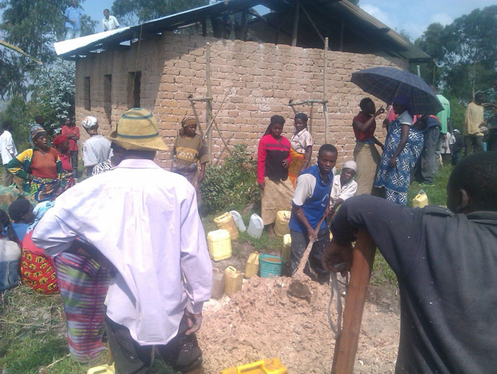 Abaturage bo mu murenge wa Rugerero mu muganda wo kubakira Gerve ufite ubumuga bwo kutabona.
