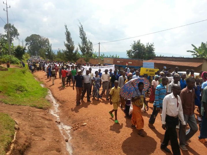Abaturage bo mu murenge wa Rukoma mu rugendo rwo kwibuka.