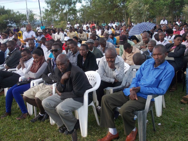 Abaturage n'abanyeshuli bari bateze amatwi bumva ibiganiro.