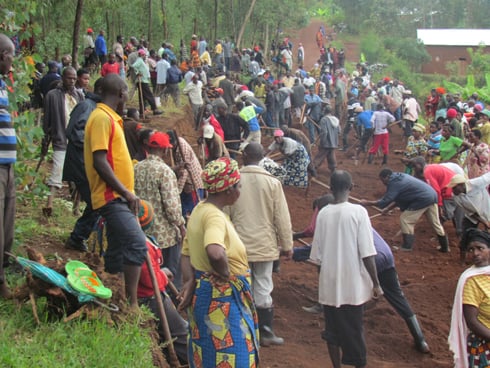 Abaturage ba Gicumbi bari bitabiriye umuganda ari benshi. (foto E.Musanabera)
