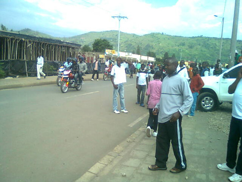 Abaturage bo ku Gisenyi babaye nk'abahungabanye nyuma yo kumva ibisasu bigwa mu Rwanda.