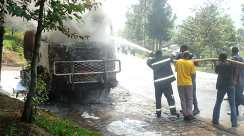 Abaturage bafatanyije na polisi y'igihugu bihutiye kuzimya ikamyo.