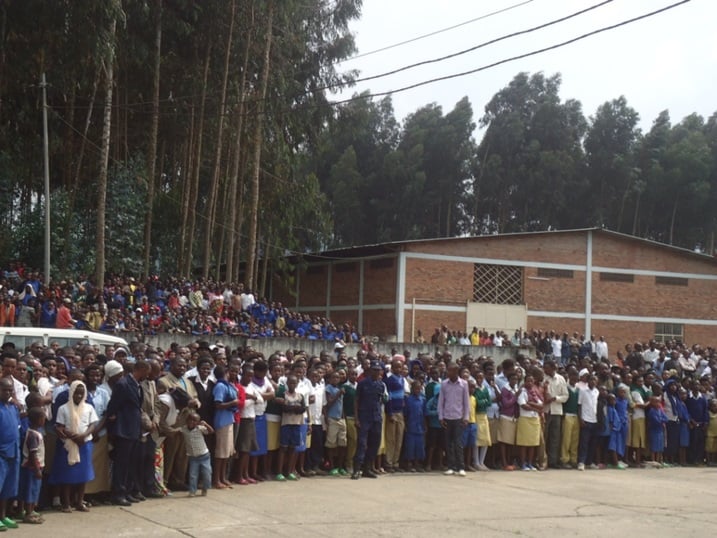 Abaturage bari benshi harimo n'urubyiruko rwo mu mashuri abanza n'ayisumbuye mu kwakira urumuri rw'ikizere i Nyabihu.