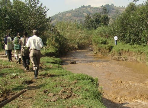 Abaturage bubatse ivuriro nyuma yo kubungabunga inkengero z'umugezi wa Sebeya.