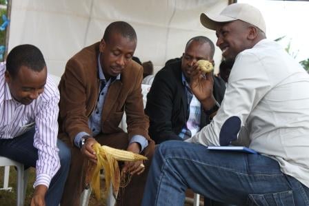 Abaturage n'abayobozi bongeye guhura no kuganira.