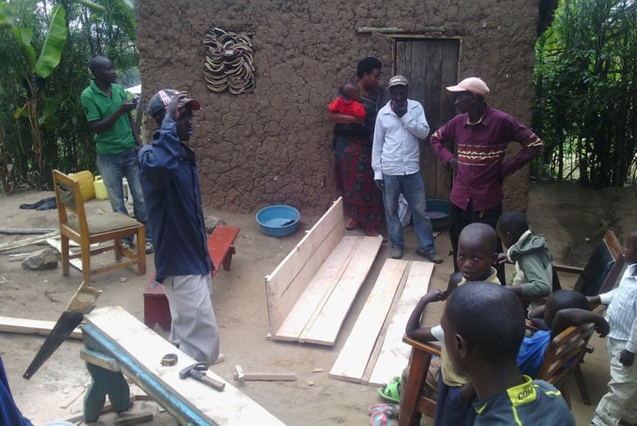 Abaturanyi bahise batangira kumubariza isanduku ngo ashyingurwe.