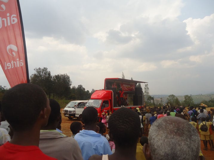Abatuye Mutendeli bitabiriye uku kwamamaza kwa Airtel.