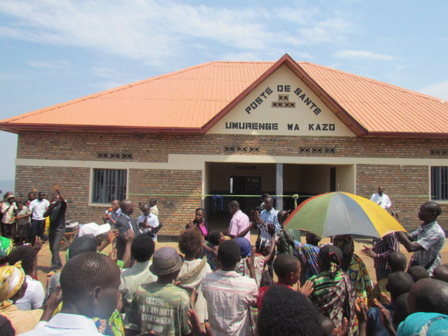 Abatuye umurenge wa kazo bishimiye ko begerejwe ivuriro. Aha umuyobozi w