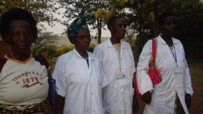 Abavuzi gakondo bibumbiye mu makoperative baravuga ko batishimiye abaza kugurisha mu masoko imiti harimo nabadafite ibyangombwa.