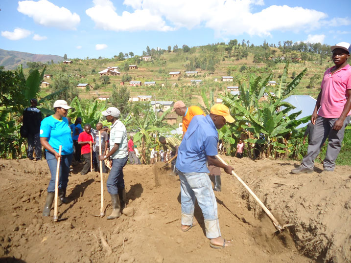 Abayobozi b'Akarere ka Karongi na bo bari bifatanyije n'abaturage muri uwo muganda.