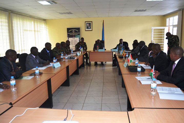 Abayobozi b'amashuri makuru y'ingabo n'intumwa z'ingabo muri EAC mu nama bagiriye mu ishuri ry'ingabo z'u Rwanda riri i Nyakinama.