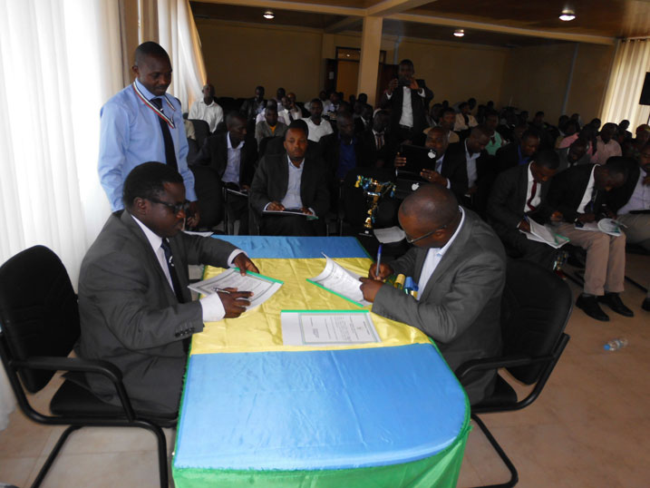 Imirenge yose yashimiwe uko yitwaye mu mihigo y'umwaka ushize, ihita inasinyana n'akarere iyo igomba kwesa muri 2014-2015.