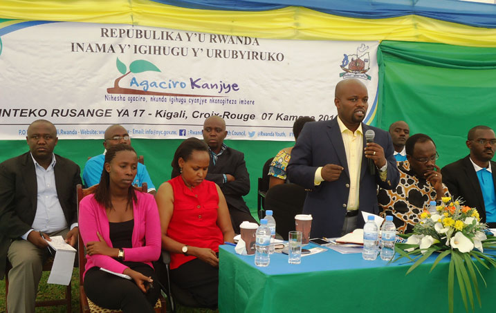 Abayobozi b'inzego z'igihugu zishinzwe urubyiruko, barimo Ministiri Jean Philbert Nsengimana(uhagaze).