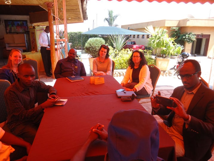 Abayobozi b'umushinga Akazi Kanoze basura abigishizwe imwuga bakora muri Sports View Hotel.